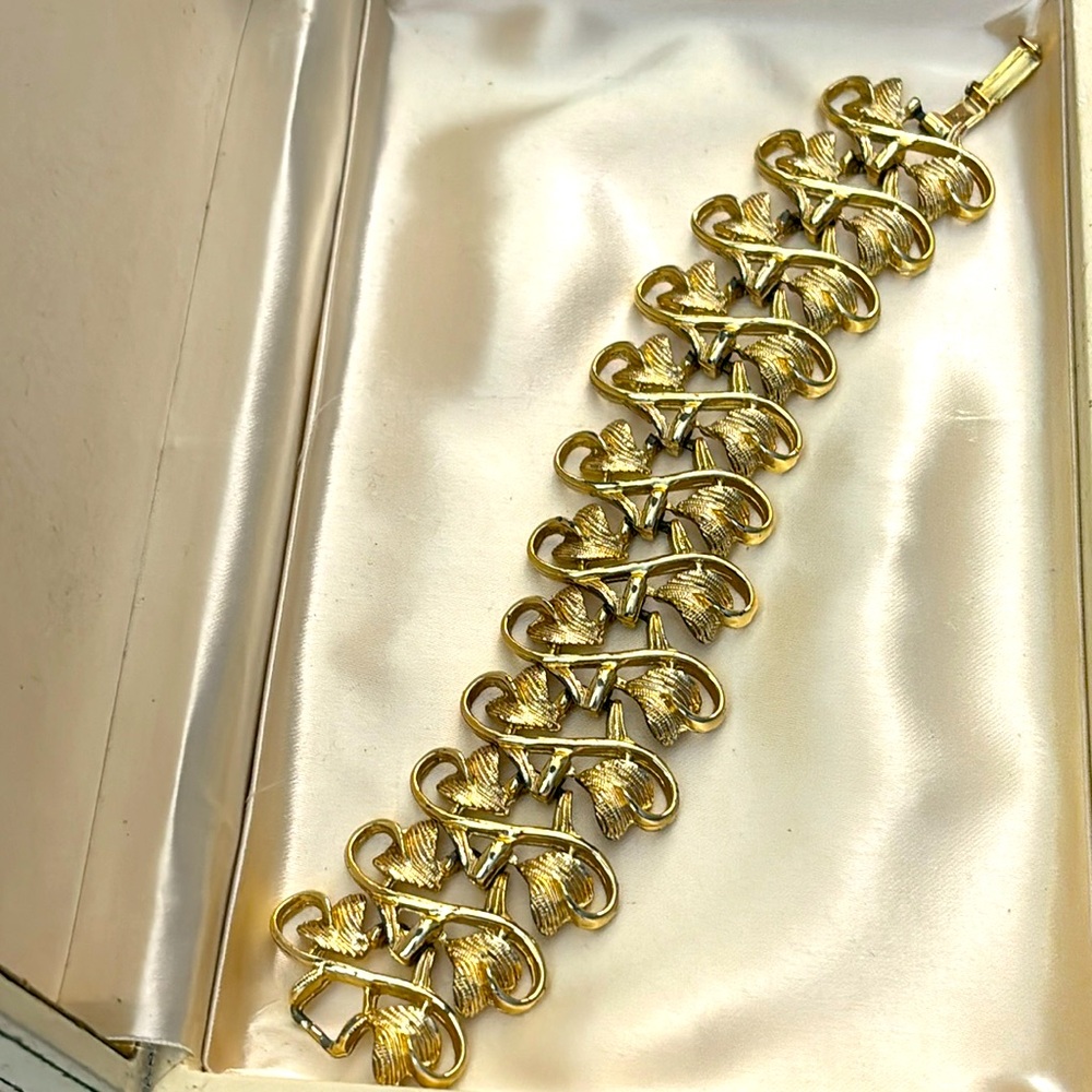 Beautiful vintage 1940’s gold tone bracelet!!